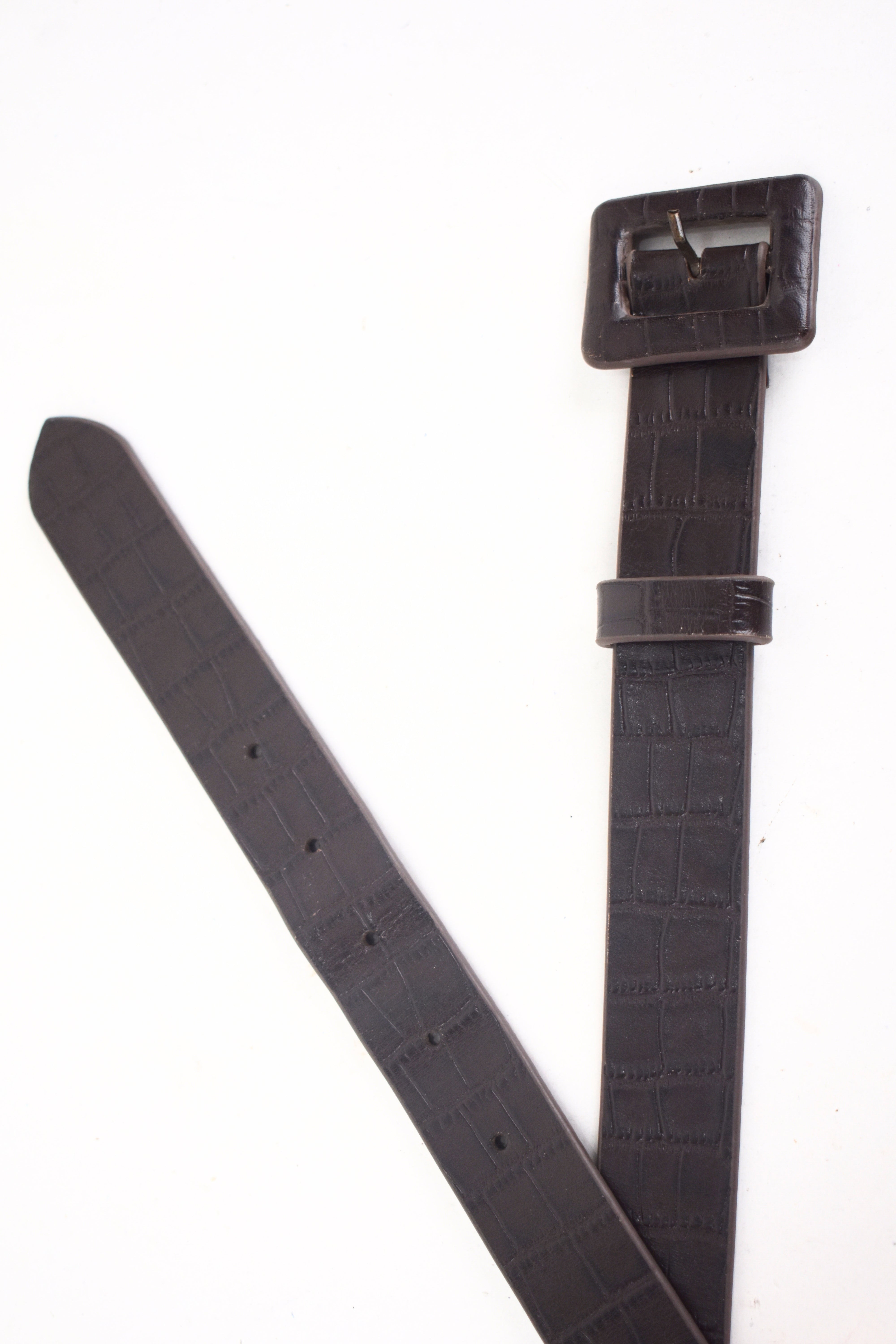 Classic Croc-Textured Leather Belt – Deep Brown Elegance