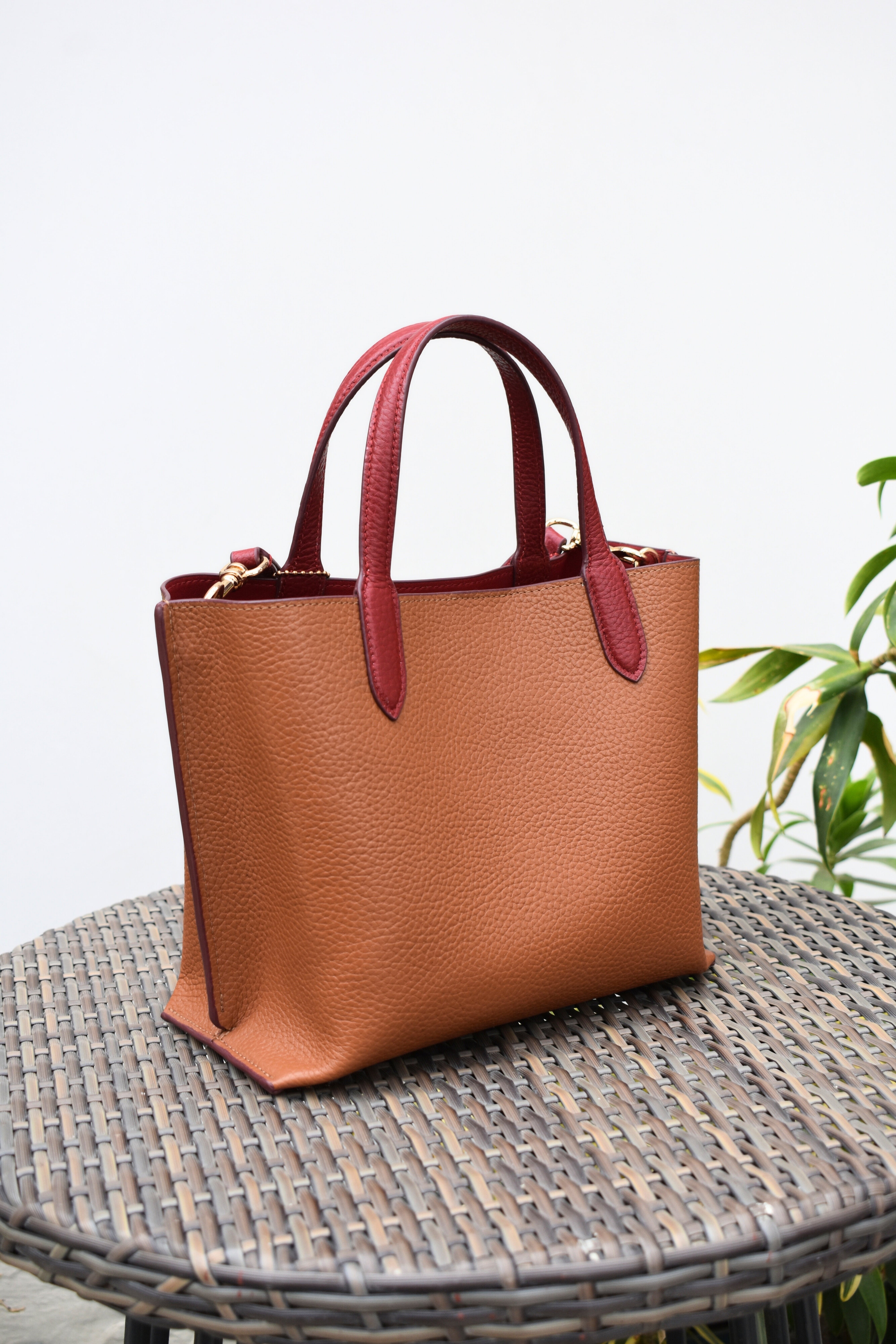 ModeLuxe Leather Handbag