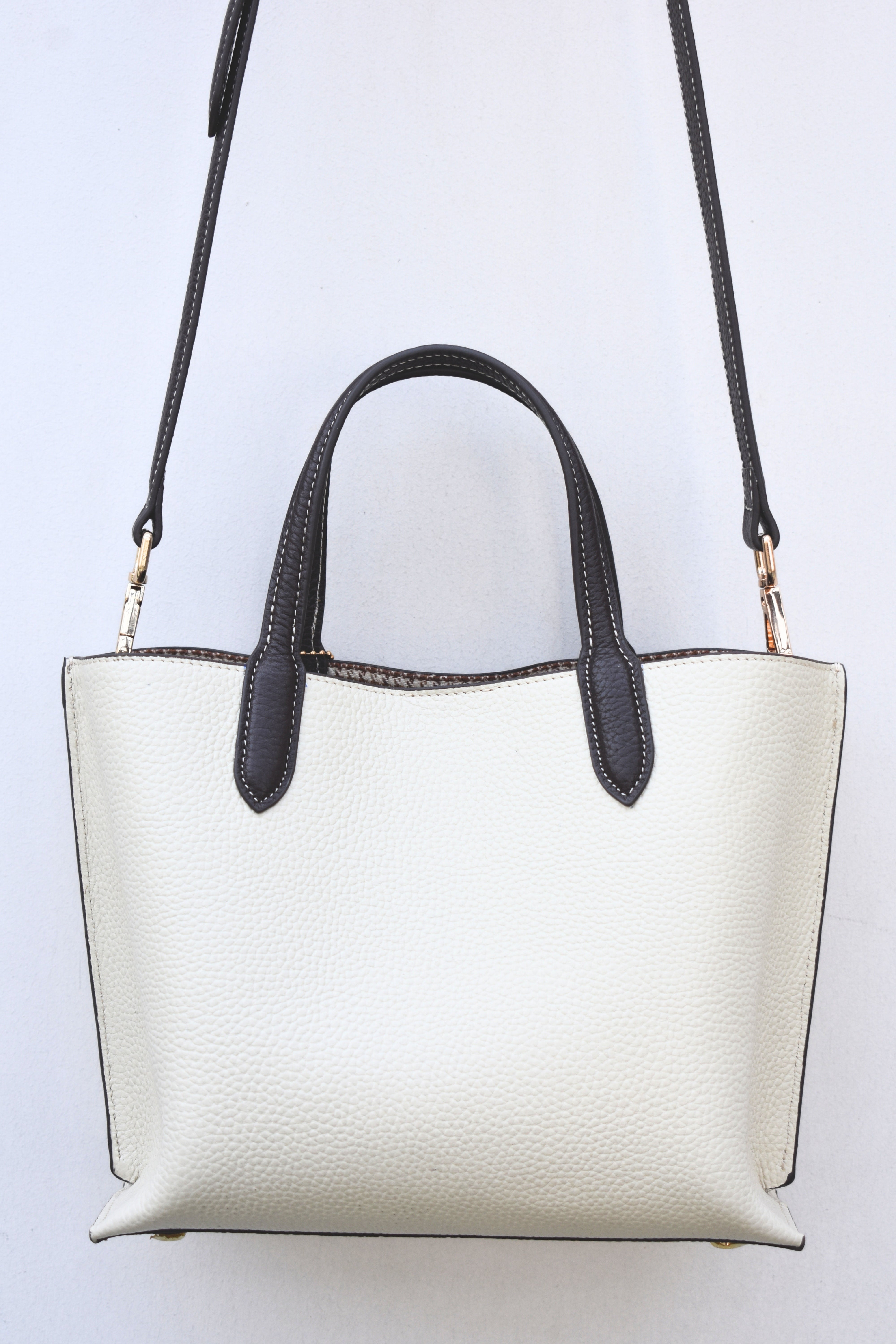 ModeLuxe Leather Handbag