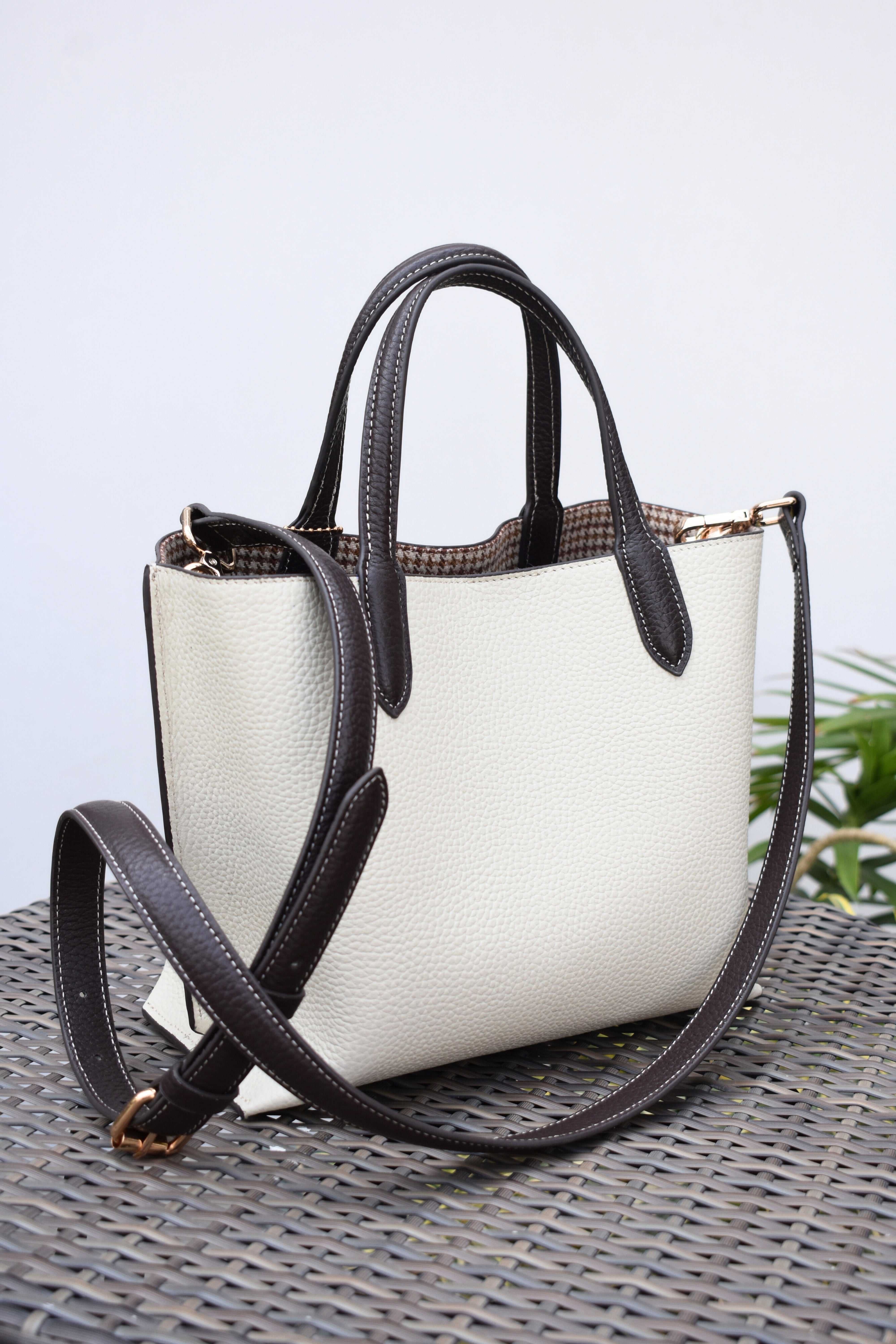 ModeLuxe Leather Handbag