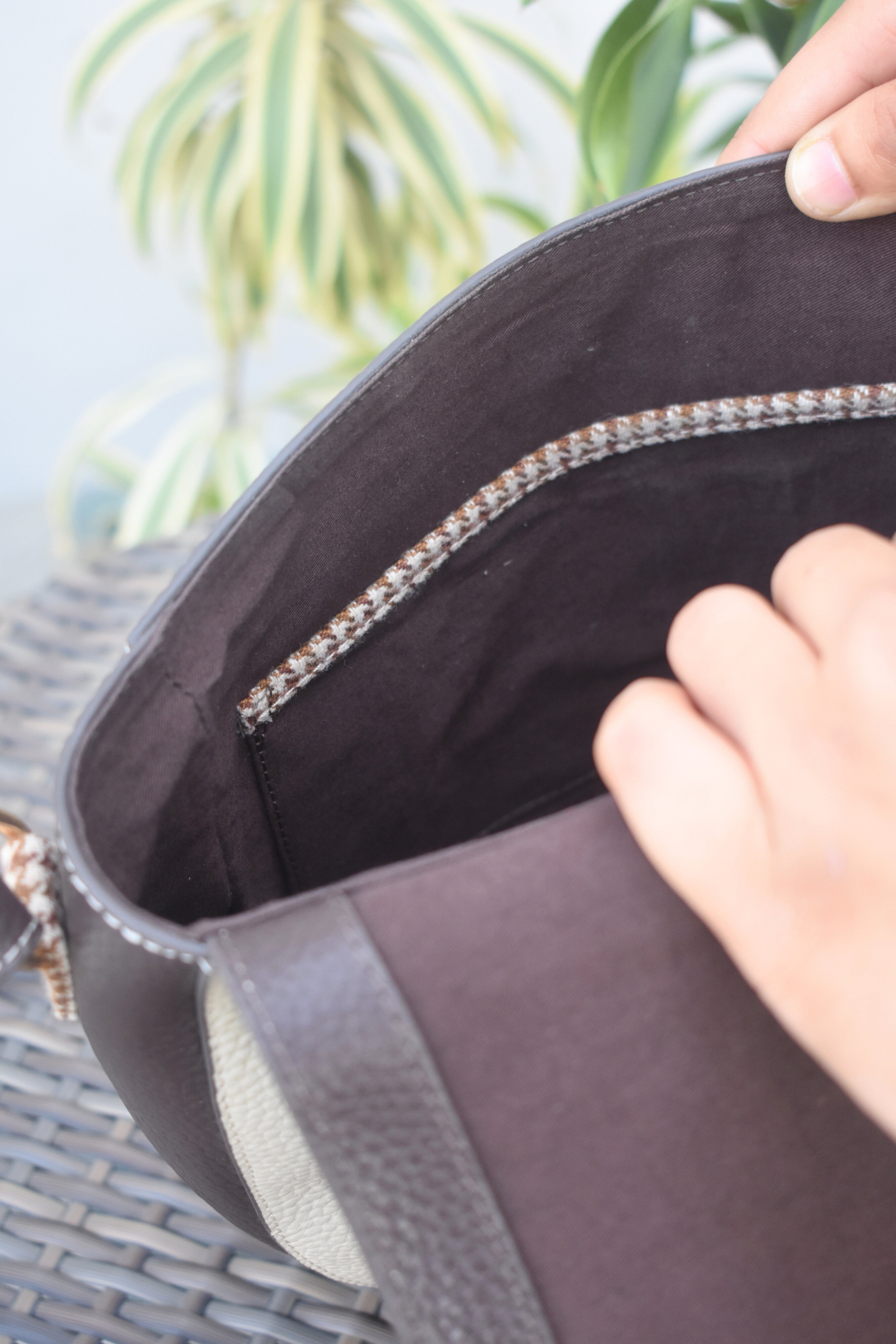 Chic Houndstooth Leather Sling Bag