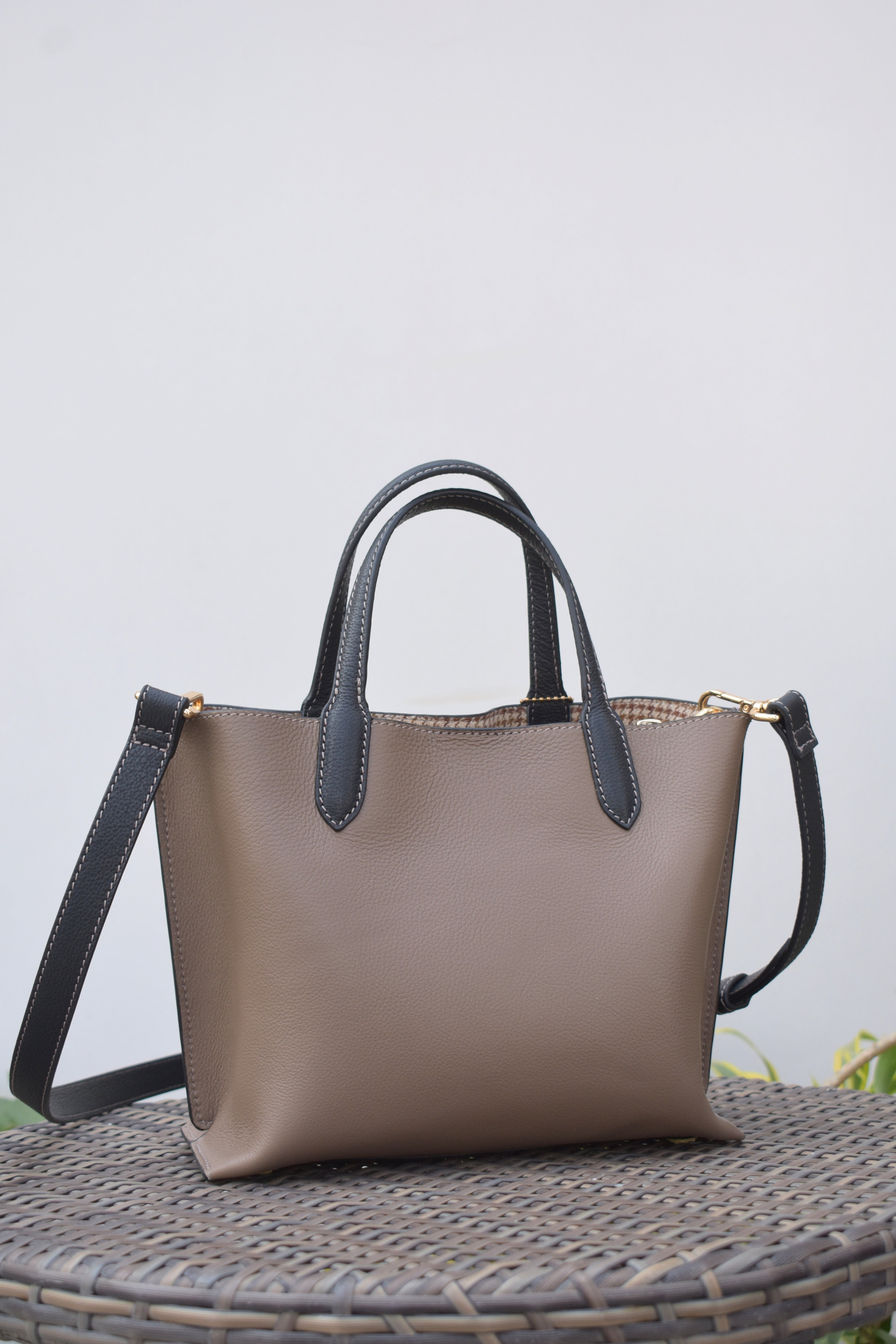 ModeLuxe Leather Handbag