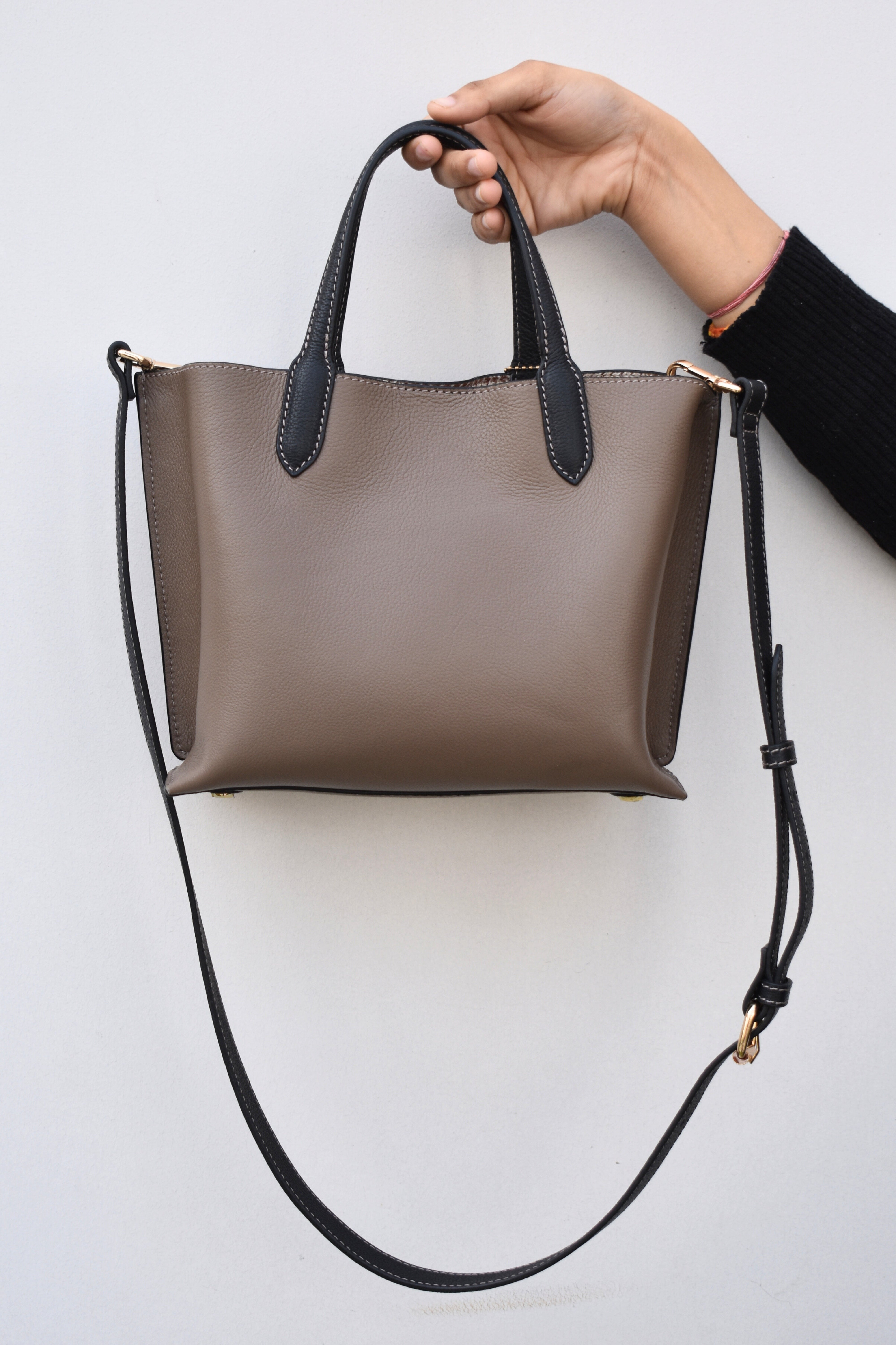 ModeLuxe Leather Handbag
