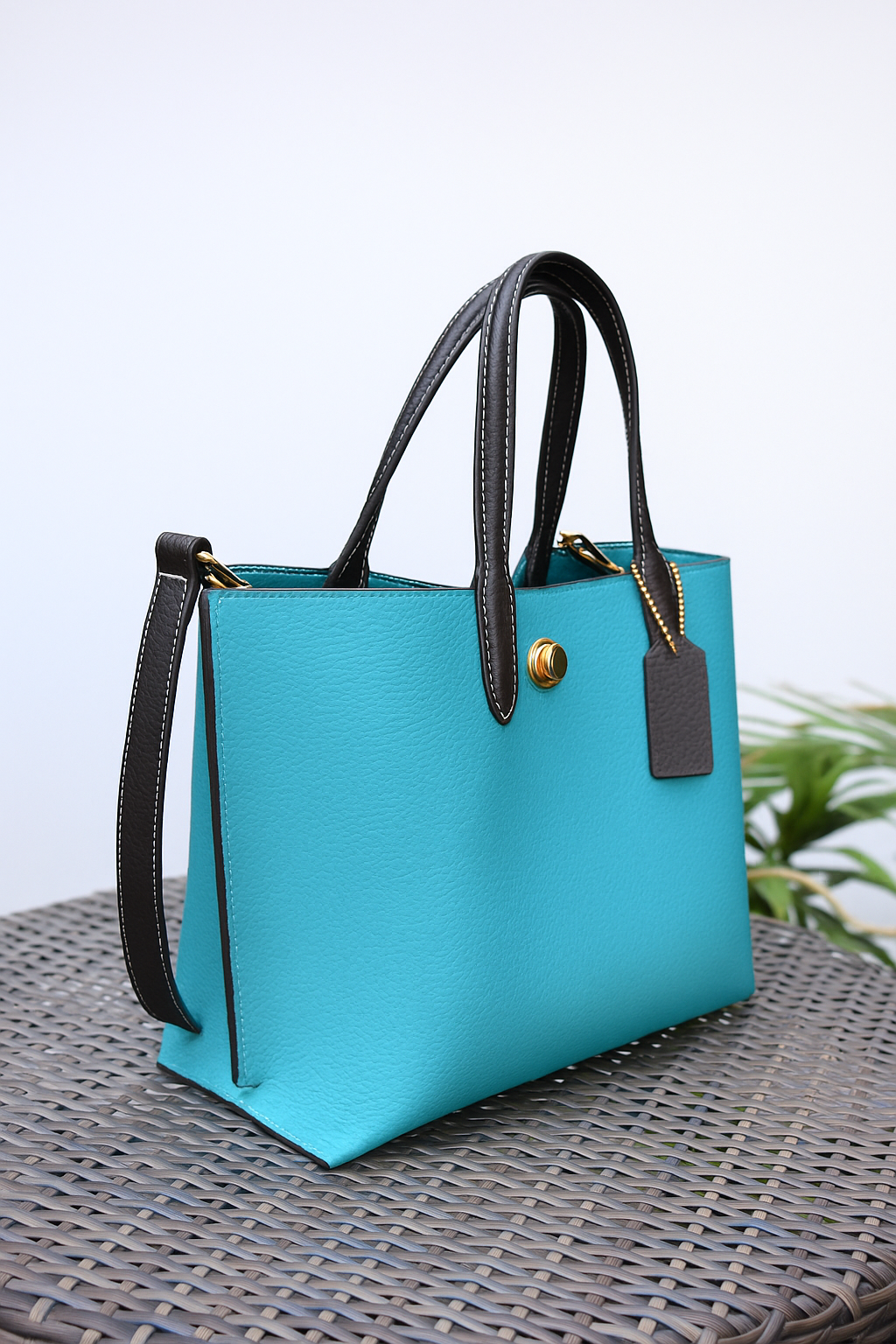 ModeLuxe Leather Handbag