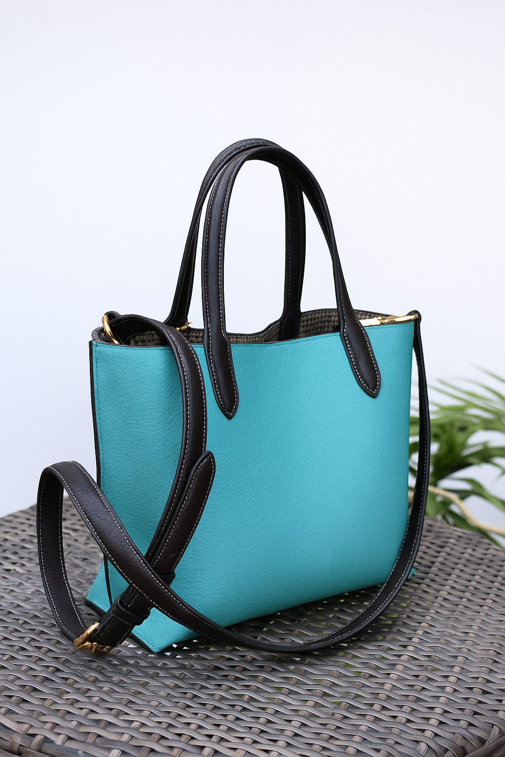 ModeLuxe Leather Handbag