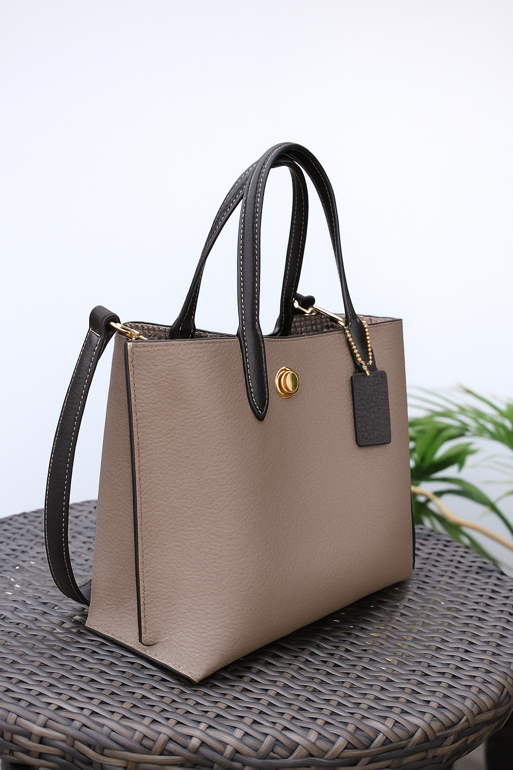 ModeLuxe Leather Handbag