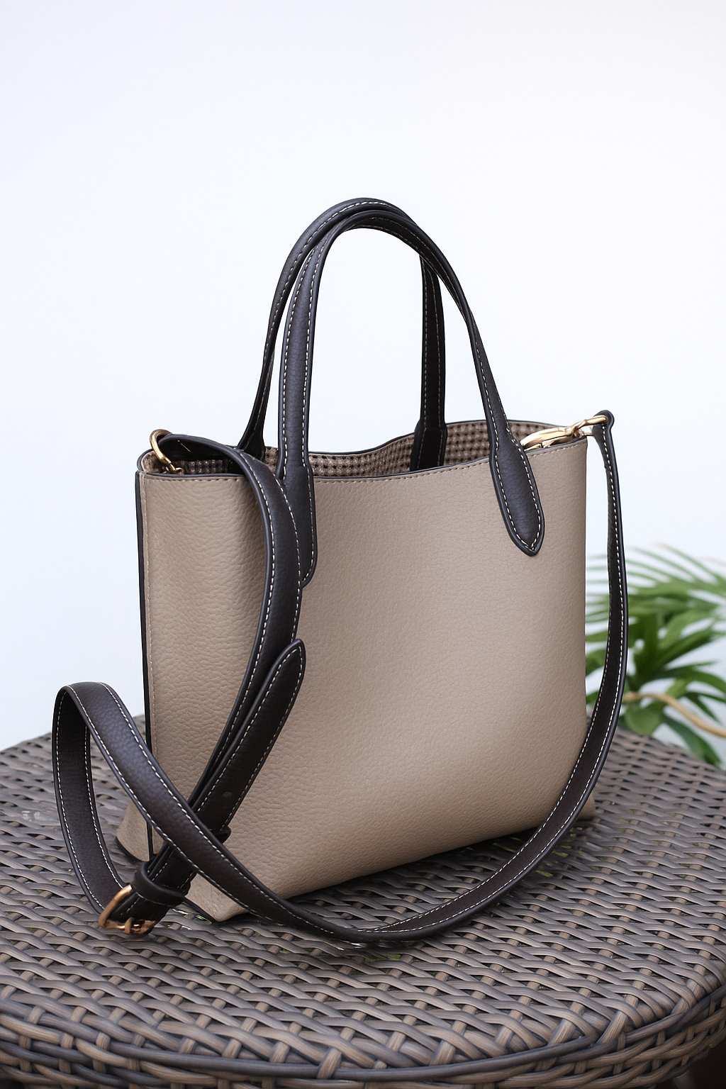ModeLuxe Leather Handbag