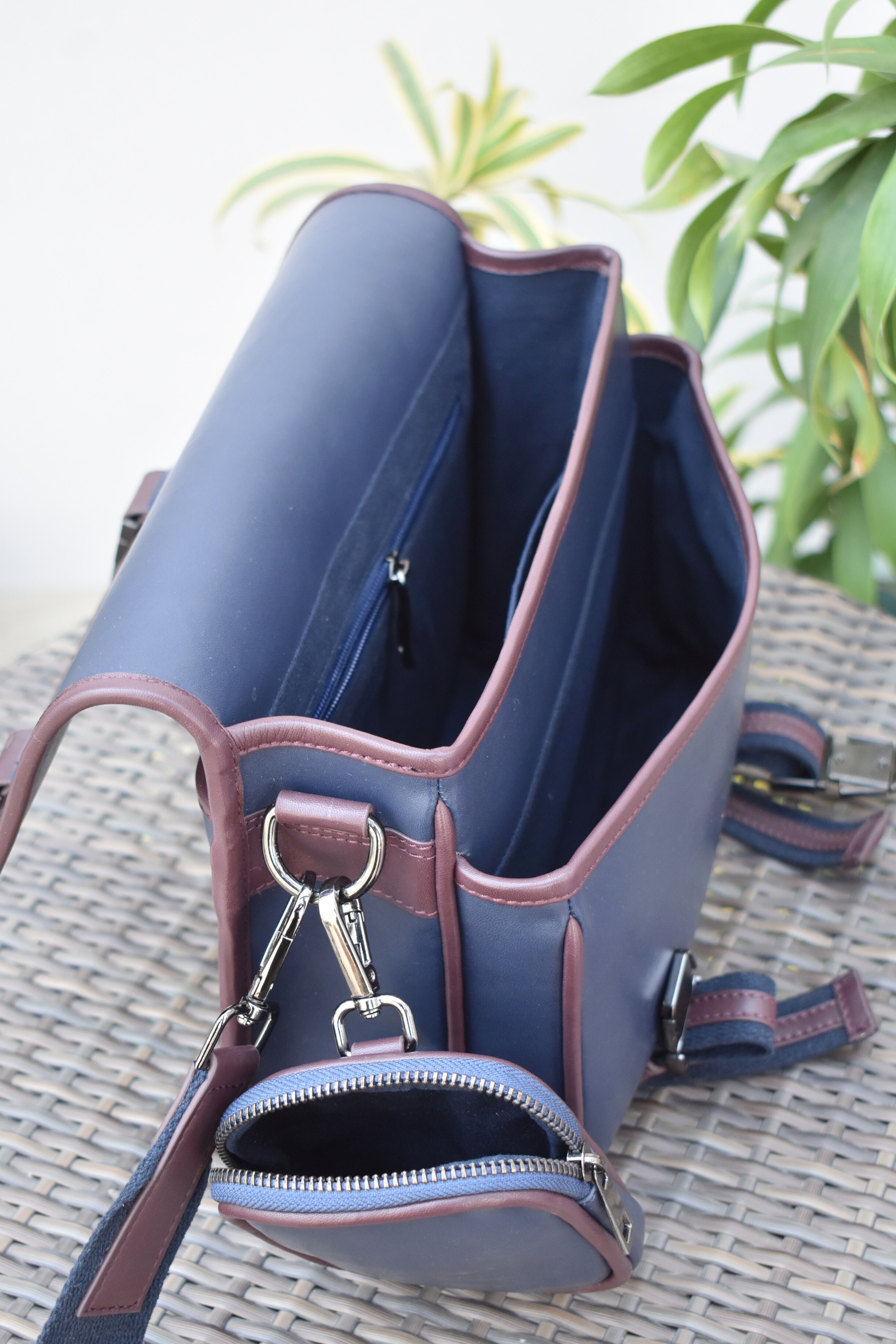 Elegant VT Leather Messenger Bag