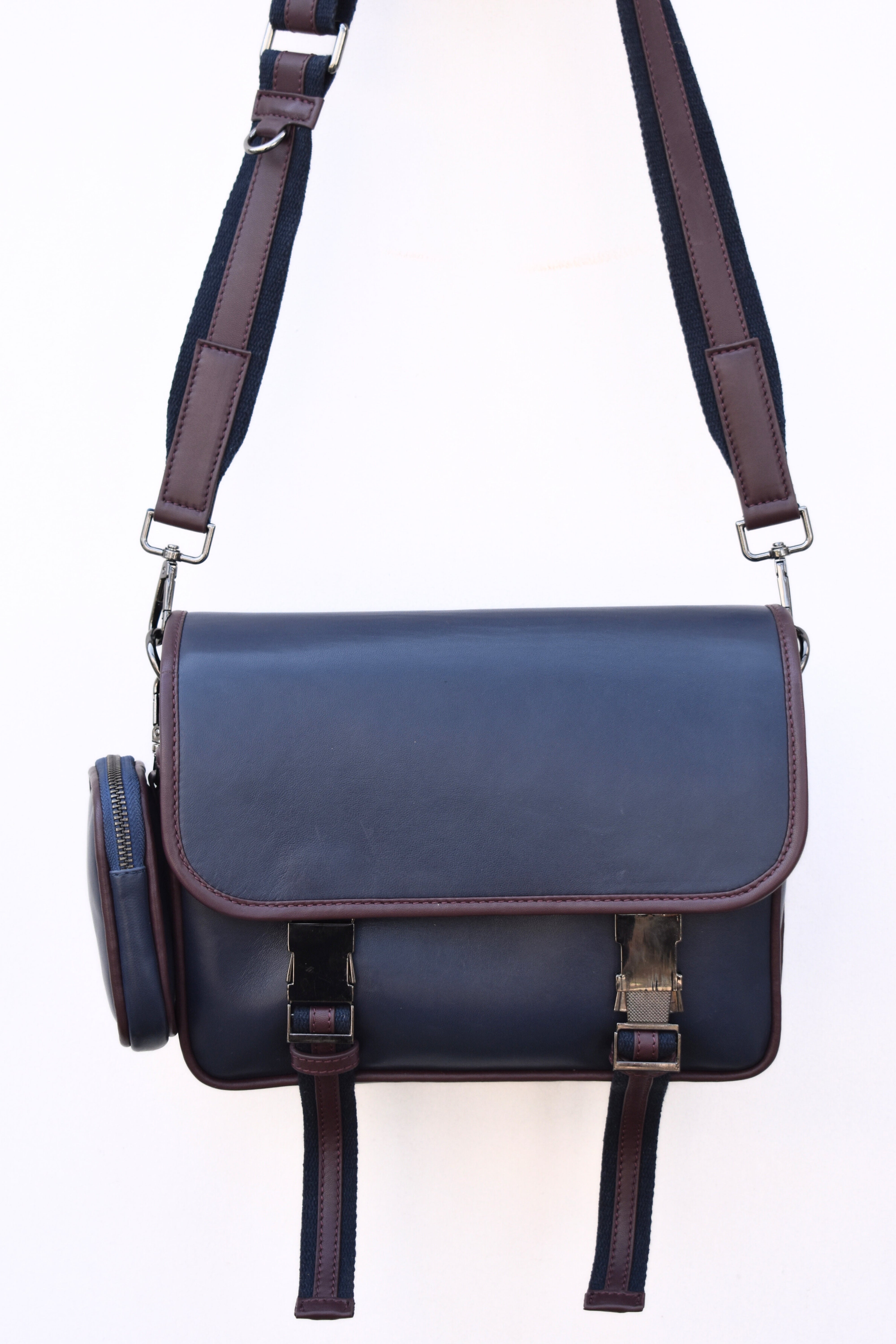 Elegant VT Leather Messenger Bag