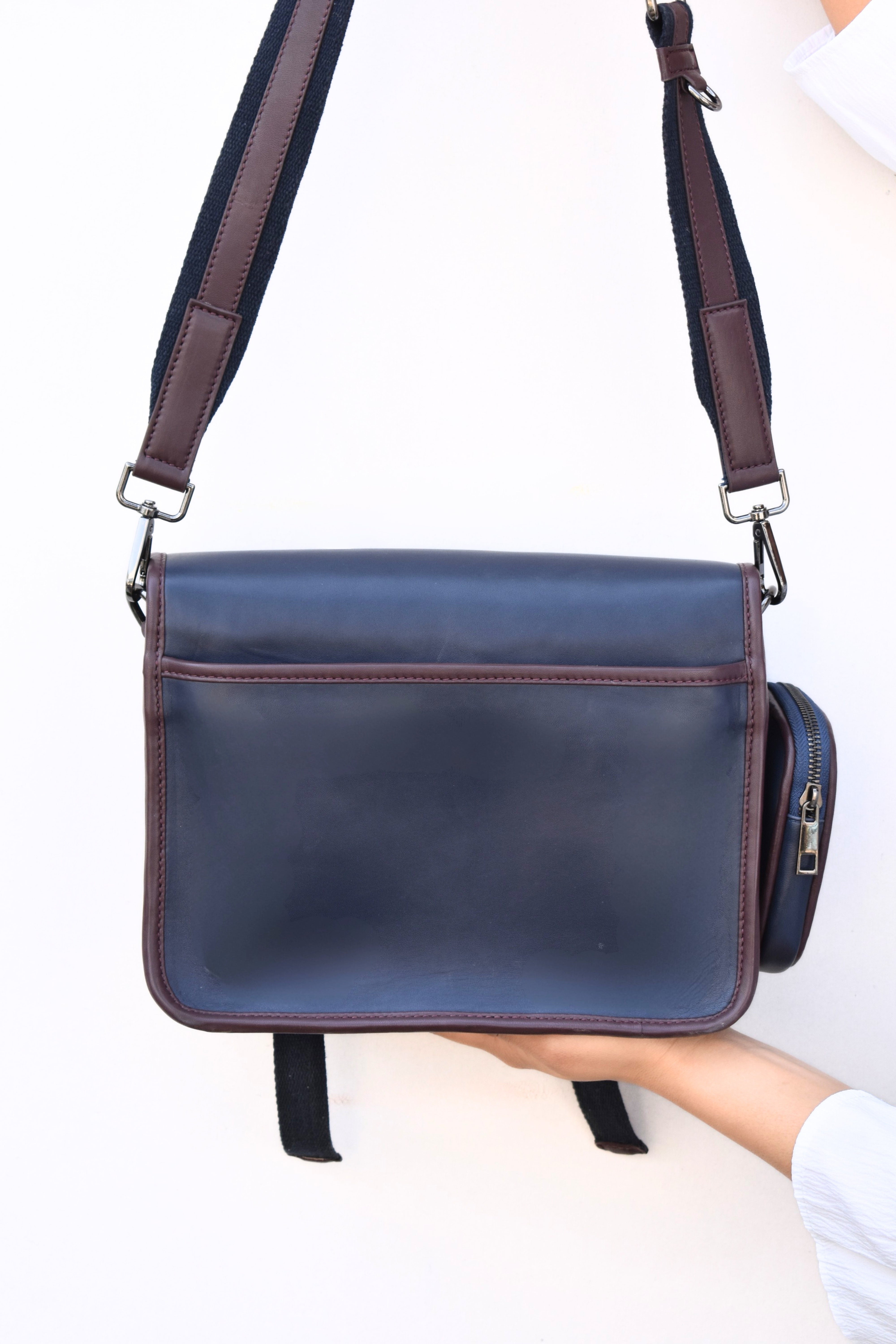 Elegant VT Leather Messenger Bag