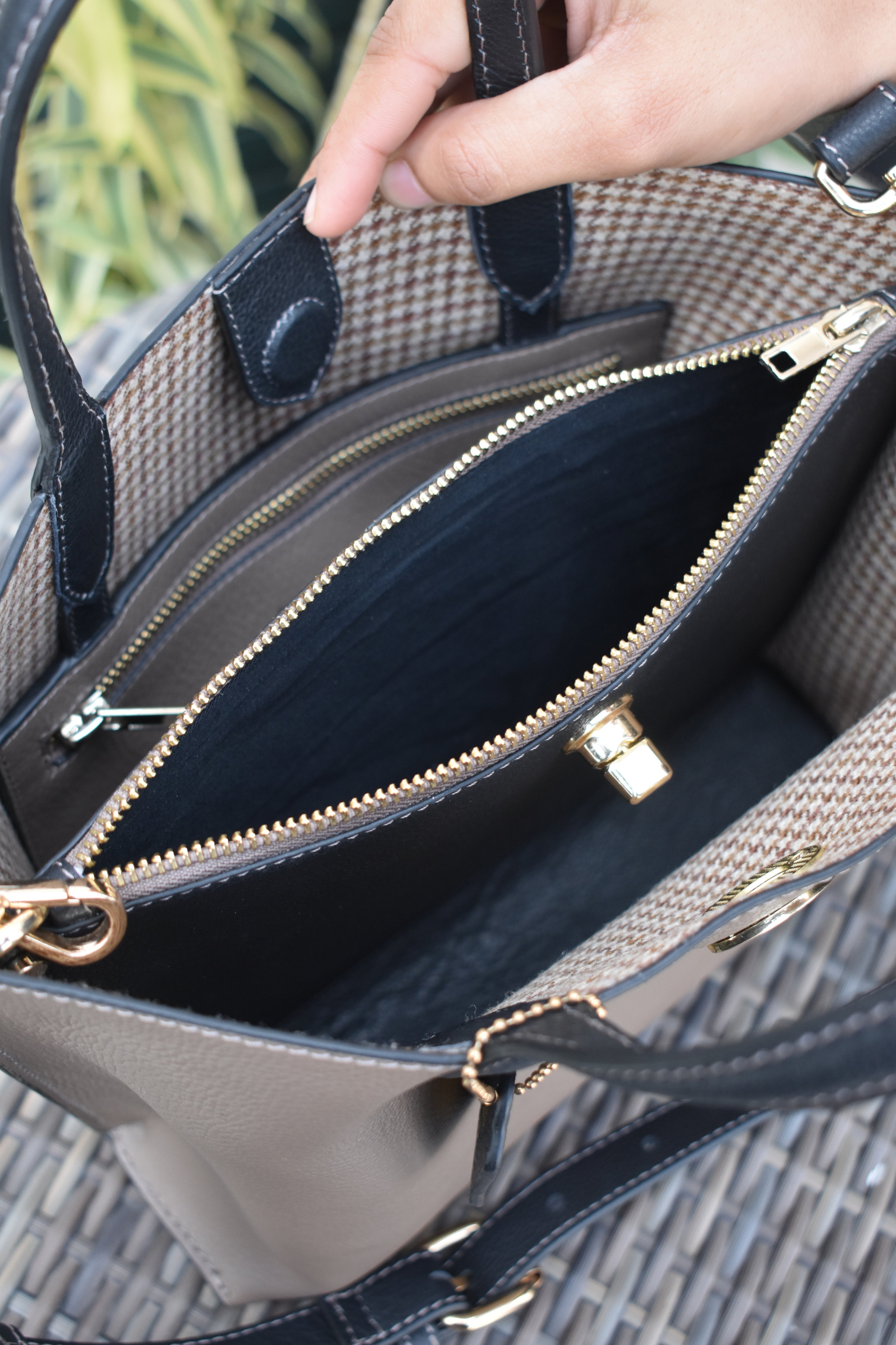 ModeLuxe Leather Handbag